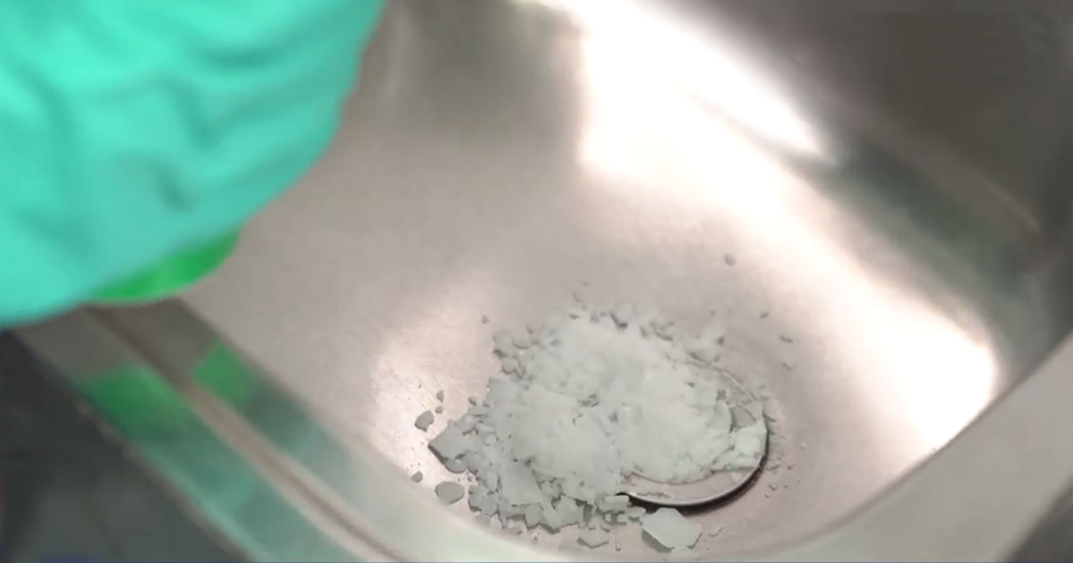 Kostik Tıkanıklık Açmada Kullanılır mı? - Pozitif Kimya kostikle lavabo açma 1