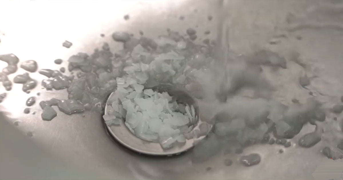 Kostik Tıkanıklık Açmada Kullanılır mı? - Pozitif Kimya kostik-ile-lavabo-acmak-3